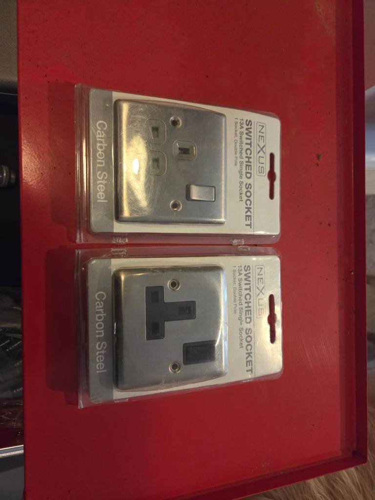 2x plug sockets