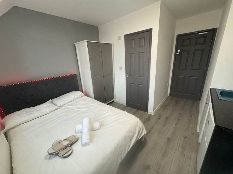 FULLY FURNISHED Studio Flat, Whitchurch Ln, HA8 – £1,290 PCM (Bills Included)