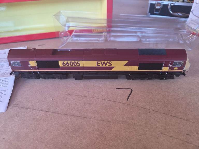 Hornby OO Gauge EWS 66005 Class 66 DCC Ready Locomotive