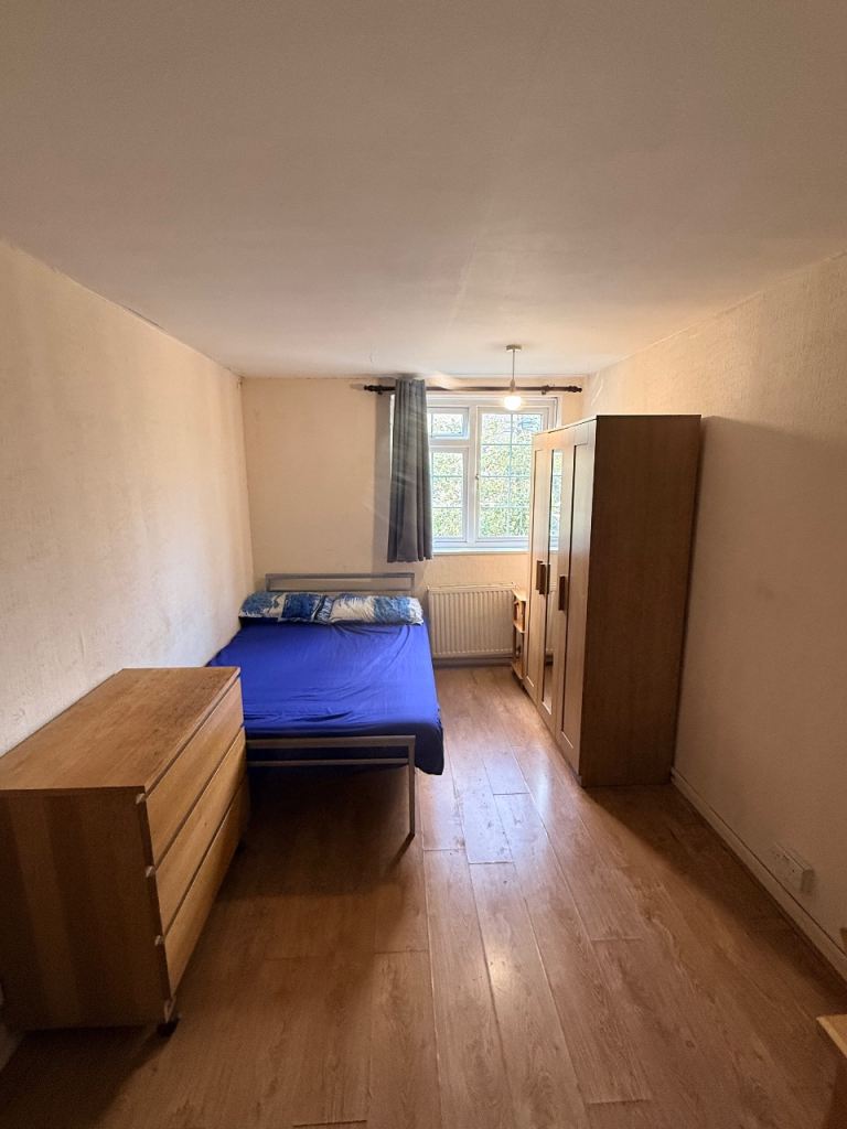 EXTRA LARGE DOUBLE ROOM IN COLINDALE / NW9 5QA 
