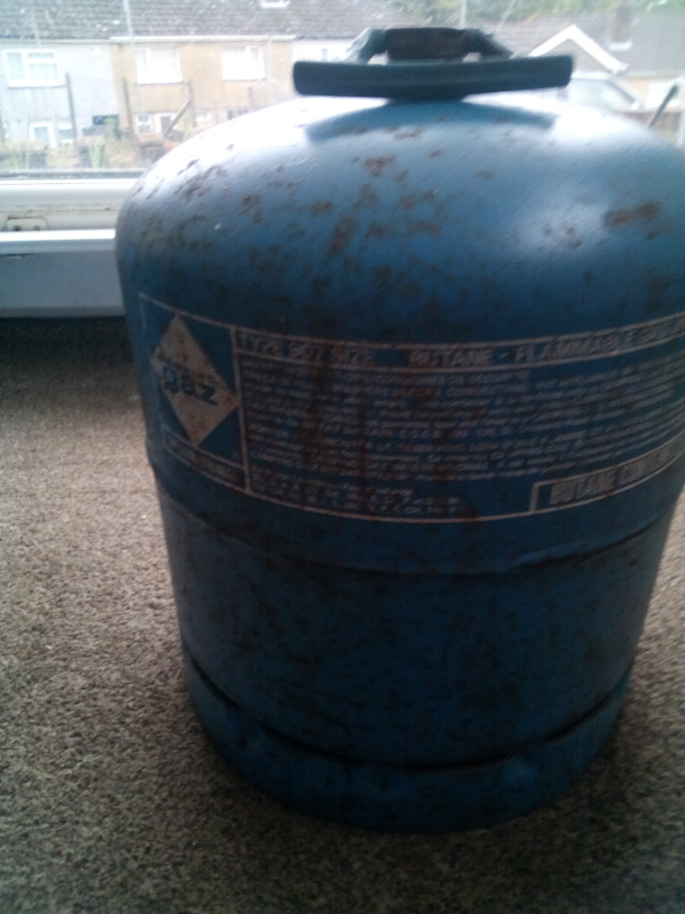 CAMPING 6.5 KG GAS BOTTLES FULL OF GAS, WITH 1 REGULATOR FITTED, £20 