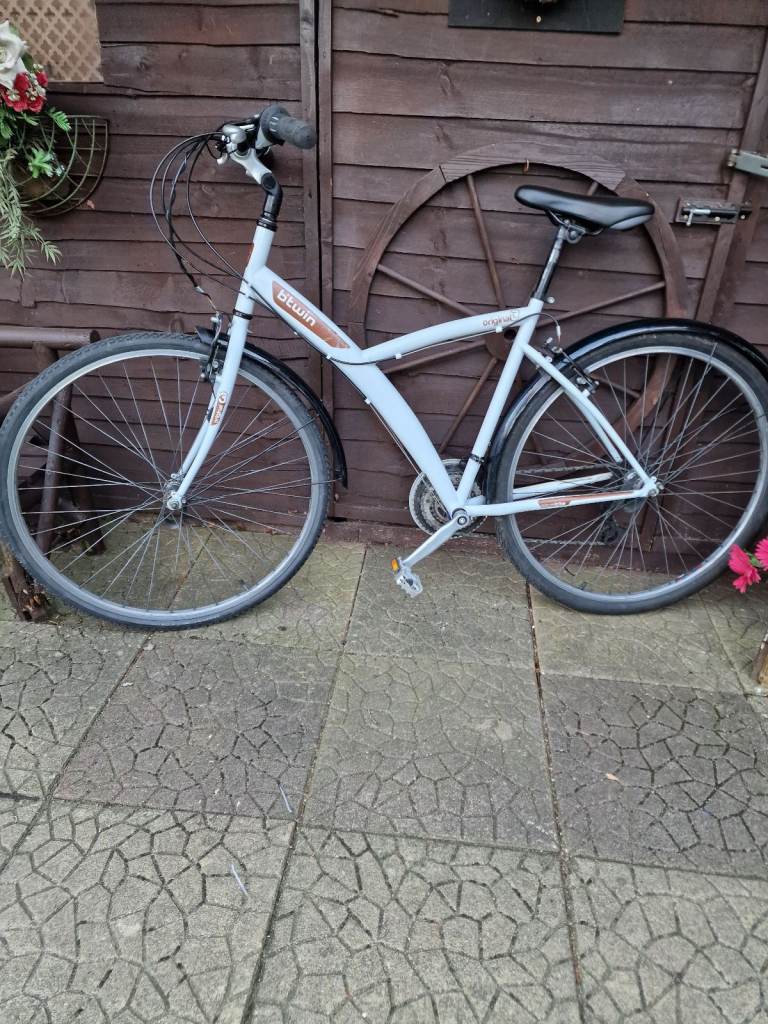 B-twin hybrid mountain bike 19" frame