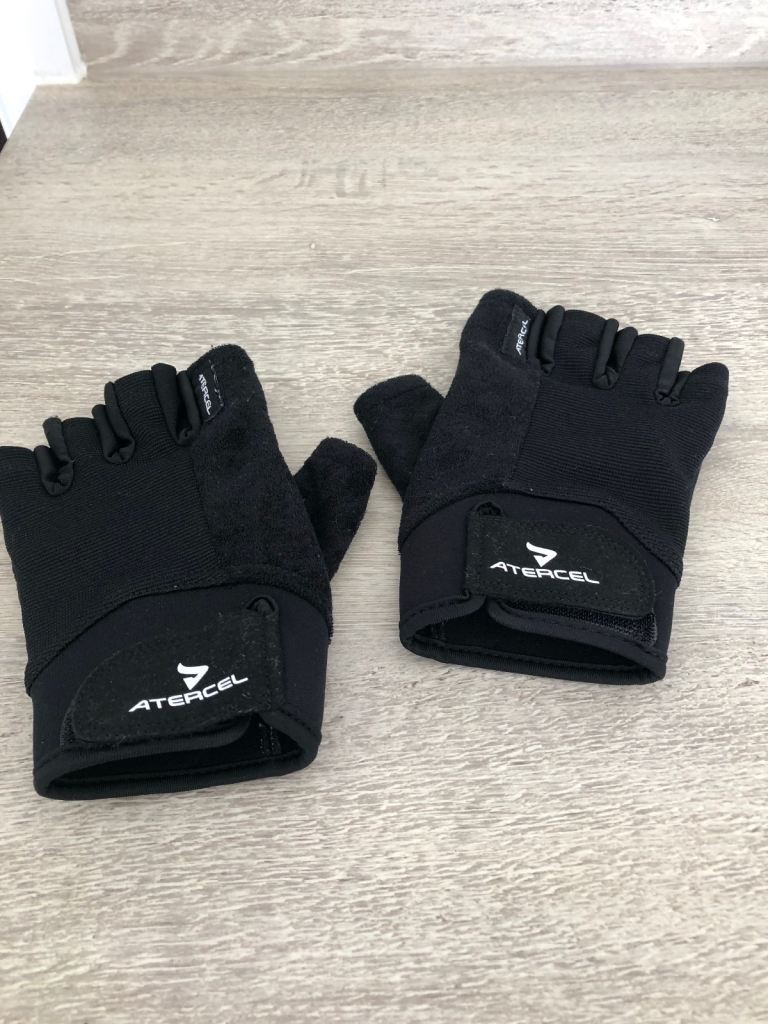 Weight lifting gloves. Size M