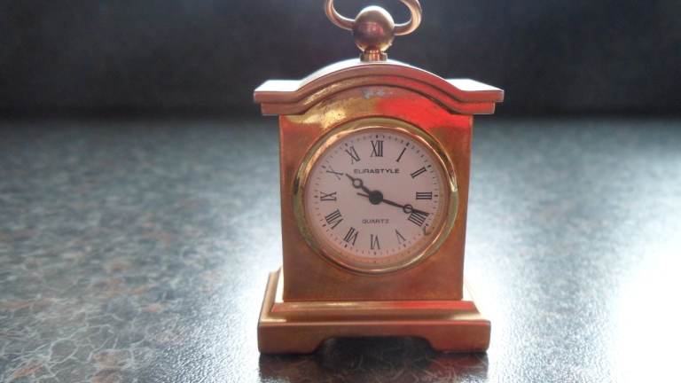 Miniature clock