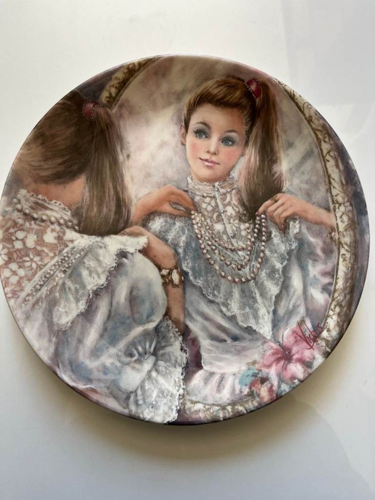 COLLECTOR PLATE - PORTAITS OF FIRST LOVE - PEARLS