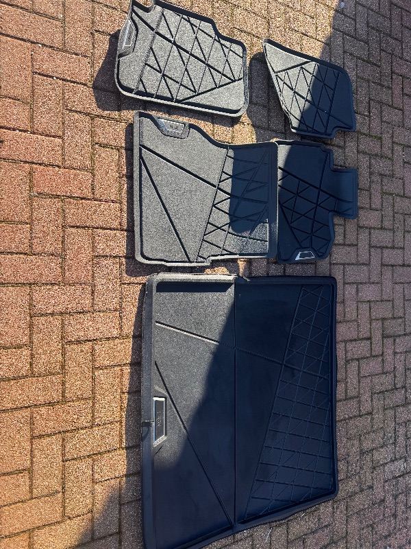 BMW iX (G20) Rubber Floor mats. Genuine BMW - full set including boot..Excellent condition.
