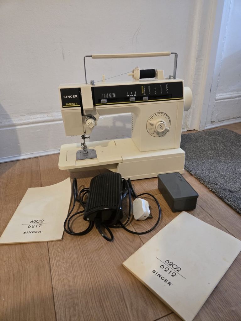 SINGER SAMBA 4 Sewing Machine with Foot Pedal and Manuals