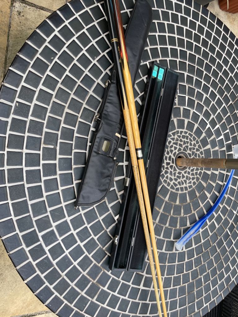 Snooker cues 