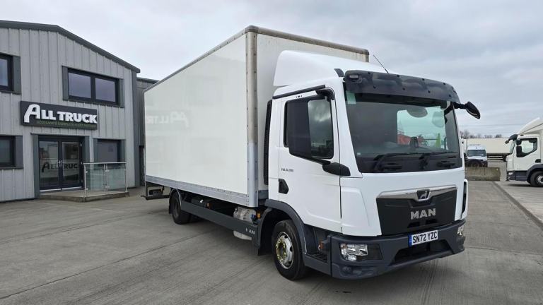 2023 MAN TGL 8.190 7.5T Used Box Truck With Column Tail Lift 