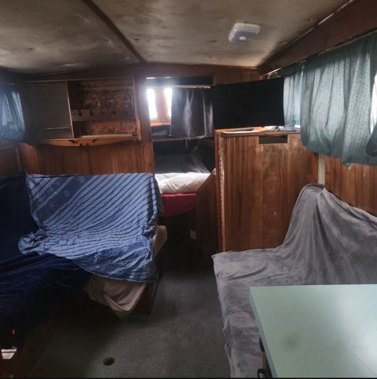 33 foot fibreglass houseboat