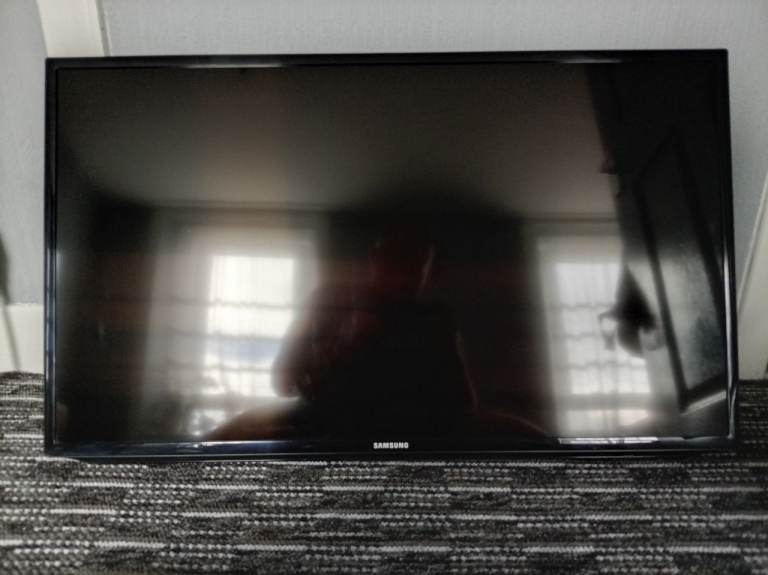 Samsung 40-inch Full HD LED TV - UE40EH5000, Good Condition