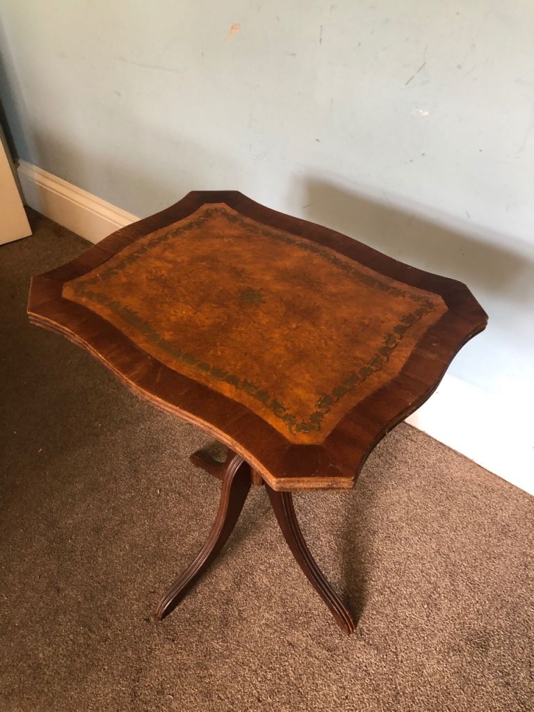 Vintage Elegant Inlaid Oak Coffee Table fluted edge pedestal H22in/56cmW18.5in 47cmD14.5in/37cmP150B