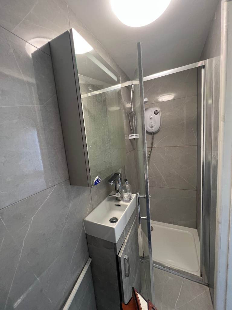 Spacious studio 3, located Bridge Lane, NW 11