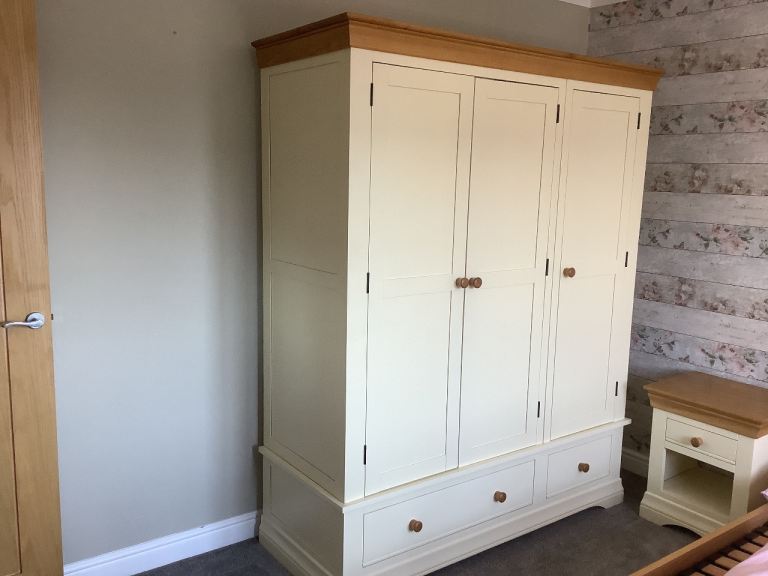Stunning oak solid wardrobe.