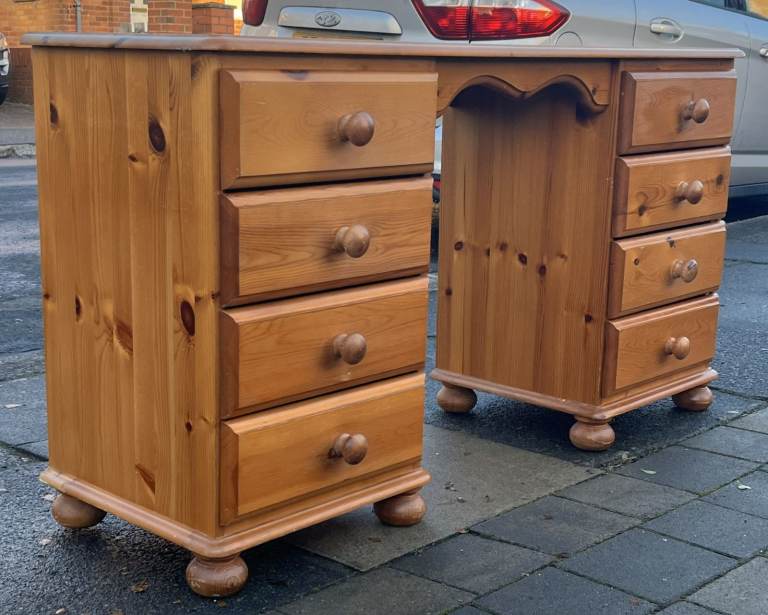 A QUALITY SOLID PINE DRESSING TABLE