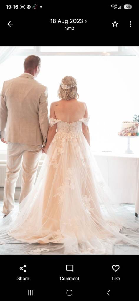 Stunning Wedding Dress – Size 6, Excellent Condition