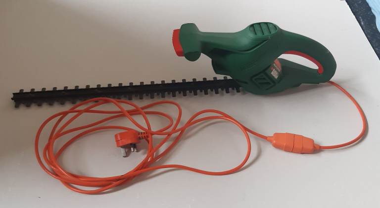 Hedge Trimmer - Black & Decker - 420W