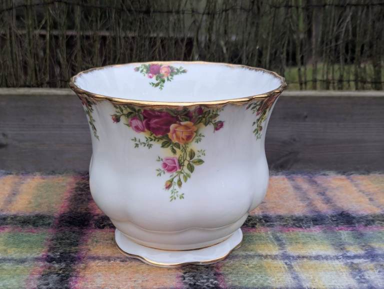 ​Royal Albert Country Roses planter