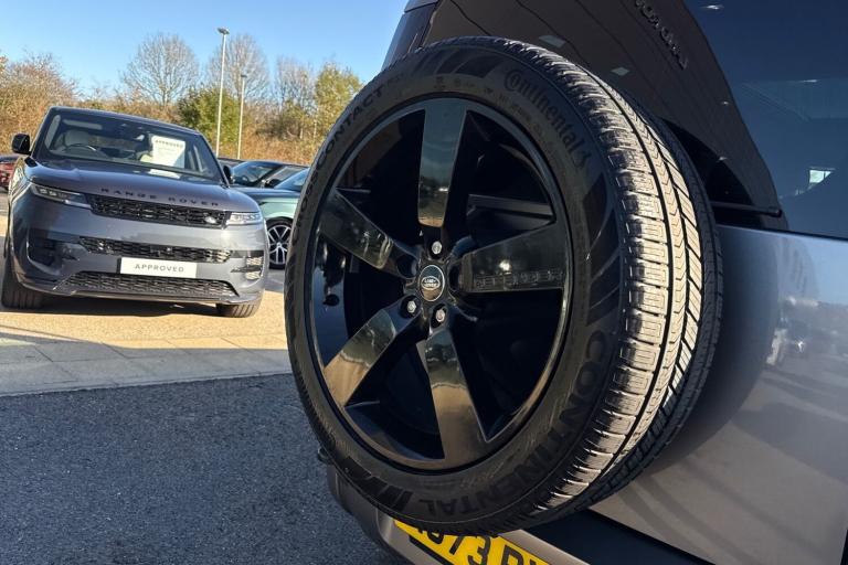 2024 Land Rover Defender 110 3.0 D300 X-Dynamic SE 5dr SUV DIESEL Automatic