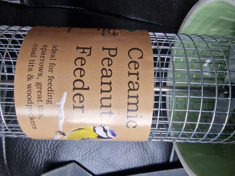 Ceramic  peanut feeder 