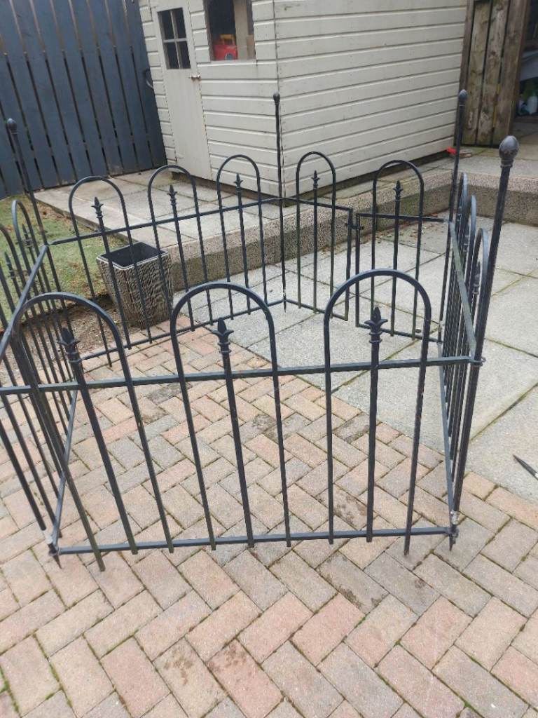 Apollo ball top metal garden fence panels and 6 joining poles 