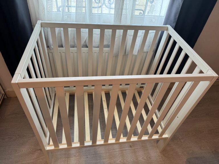 Mamas and Papas Petite cot- White & Mattress 