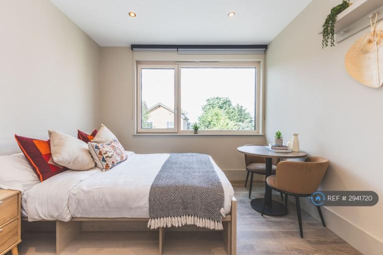 1 bedroom in Augustus Road, London, SW19 (#2941720)