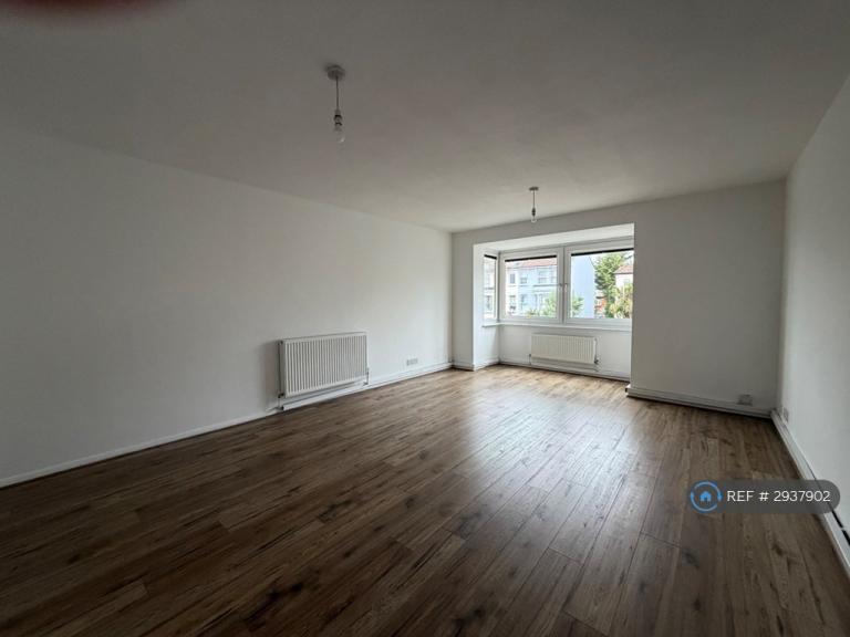 2 bedroom flat in Victoria Road South, Southsea, PO5 (2 bed) (#2937902)