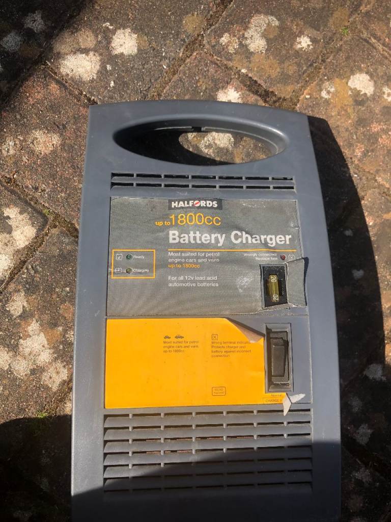 Halford 12v Battery Charger Van Car