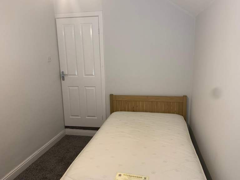 SMALL DOUBLE ROOM TO LET IN SHARE HOUSE IN LEICESTER LE3