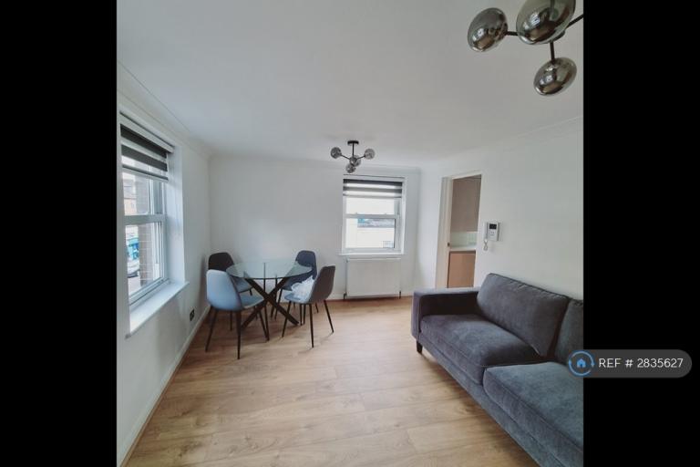 2 bedroom flat in Finsbury Park, London, N4 (2 bed) (#2835627)