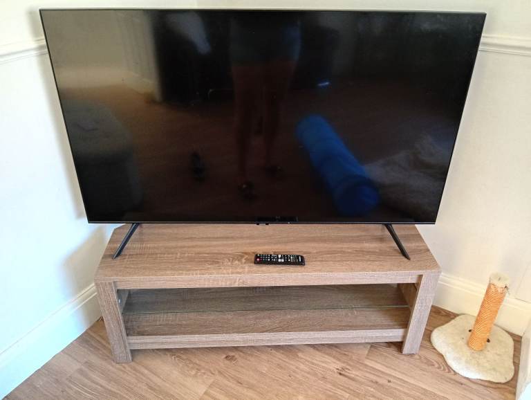 Samsung 55inch TV. With remote,works fine 