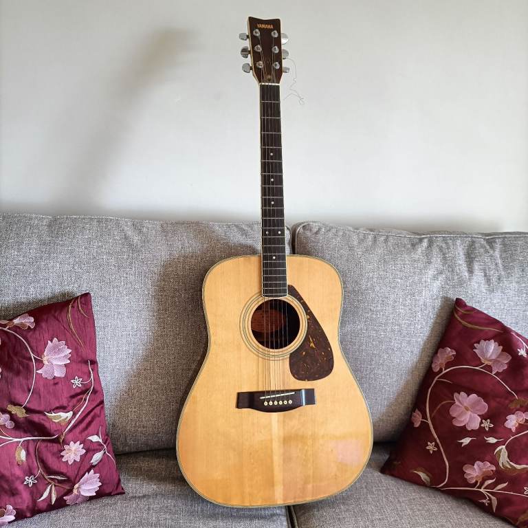 YAMAHA ACOUSTIC GUITAR