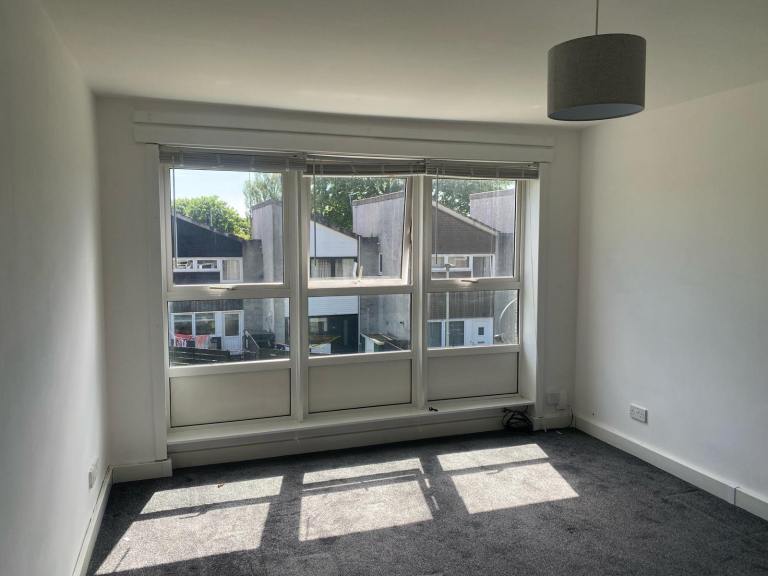 Sunny, unfurnished one bed flat in Craigiebarns area 