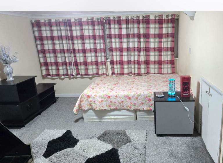 Double room to rent 500pm 