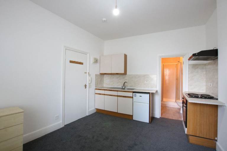  Bright And Spacious Studio Flat Available To Rent In Willesden Green.