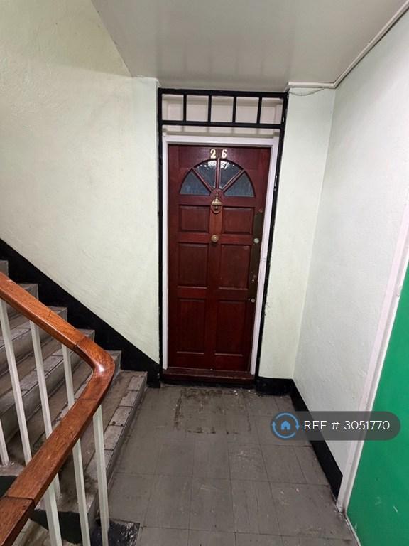 2 bedroom flat in Hathaway Crescent, London, E12 (2 bed) (#3051770)