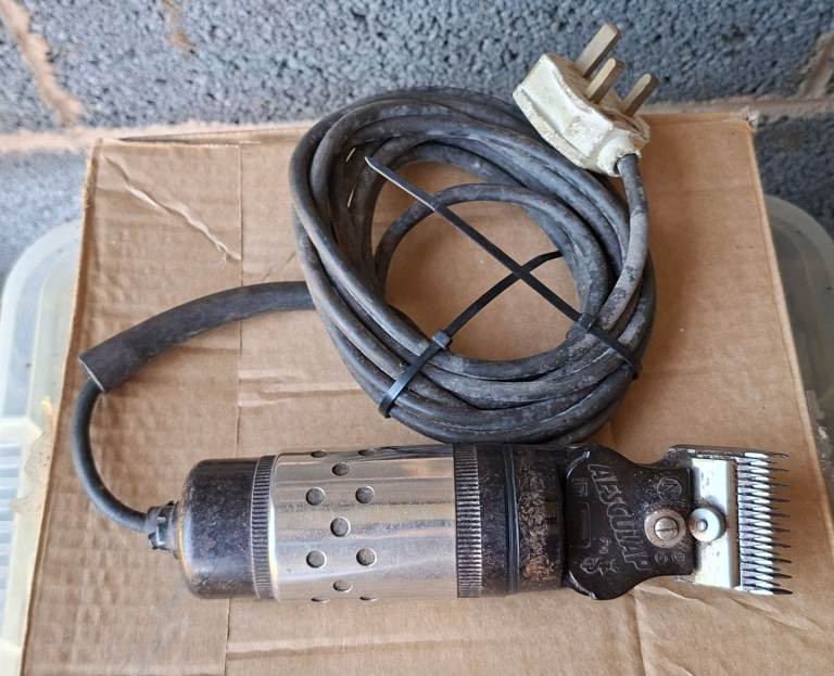 AESCUIAP DOG CLIPPERS.