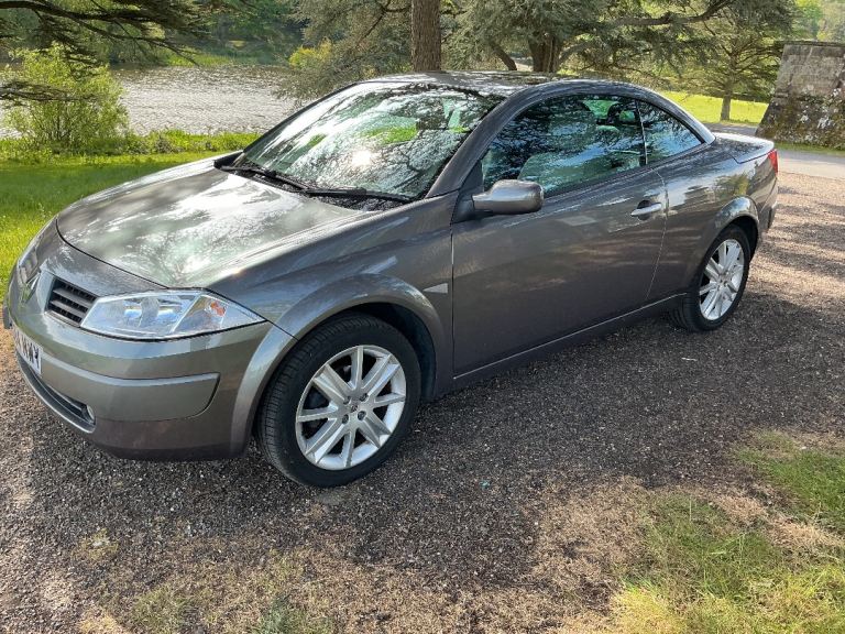 RENAULT MEGANE  PRIVELEDGE CONVERTIBLE LOW MILEAGE FULL SERVICE HISTORY NEW MOT .
