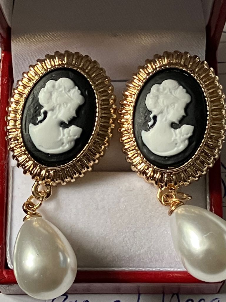 Ladies jewellery rolled gold cameo earrings