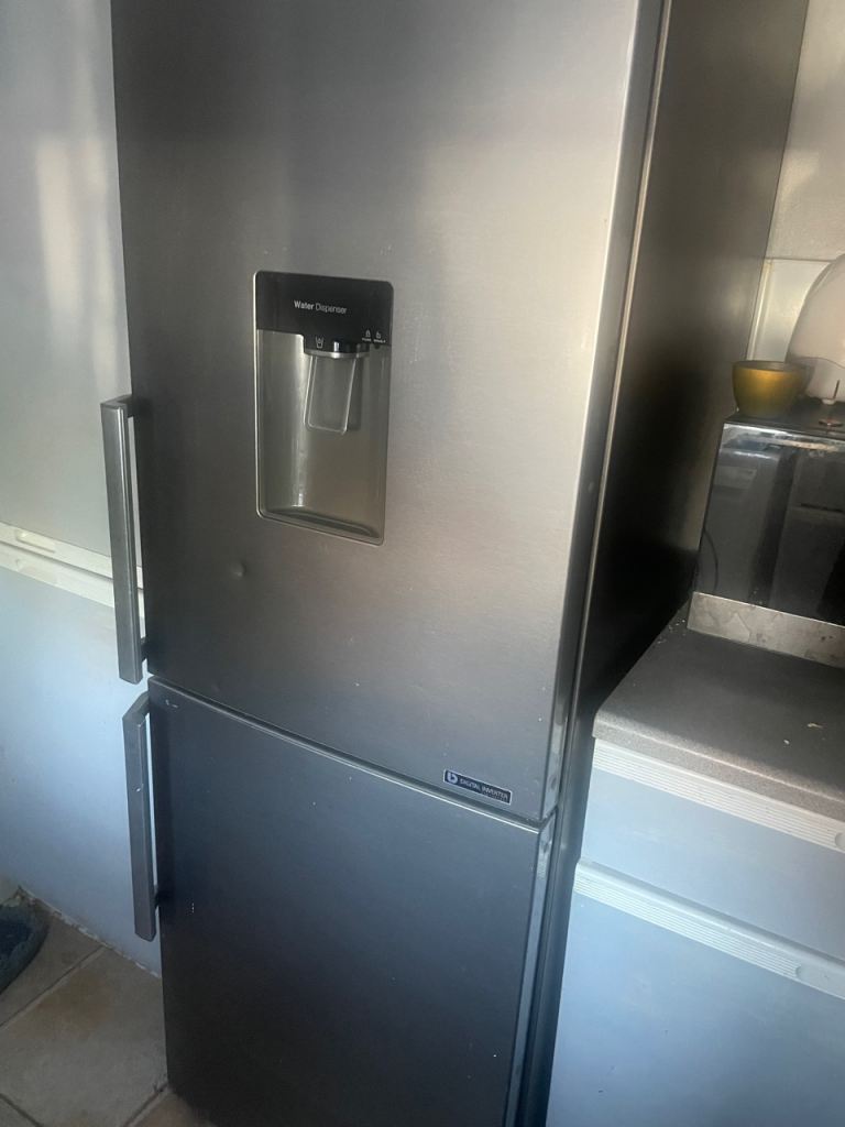 Samsung Freestanding Fridge Freezer with Water Dispenser