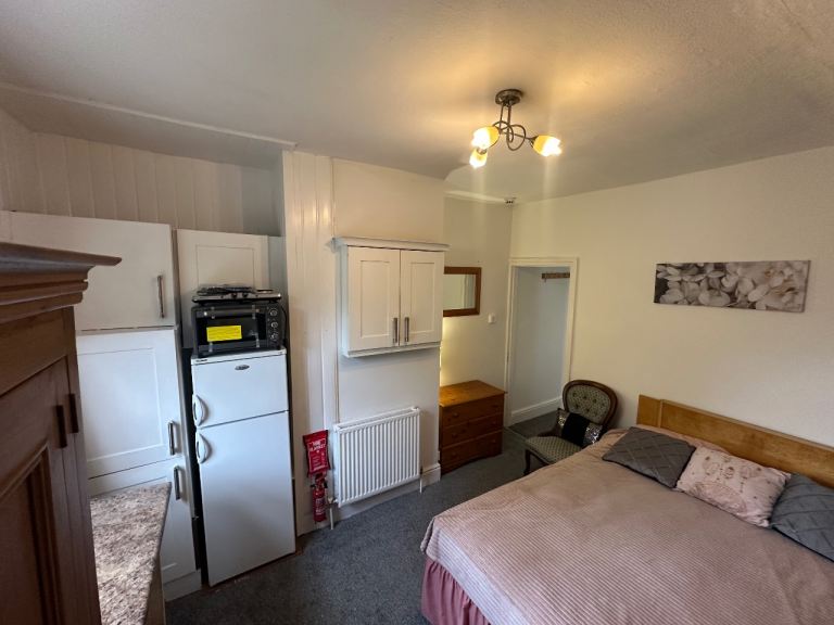 Move Today! Studio, ensuite room, Nr Birmingham city 