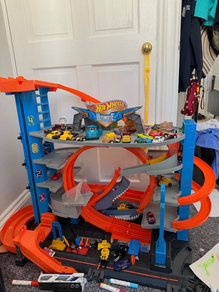 Hot Wheels Ultimate Garage Play Set with Cars – Good Condition