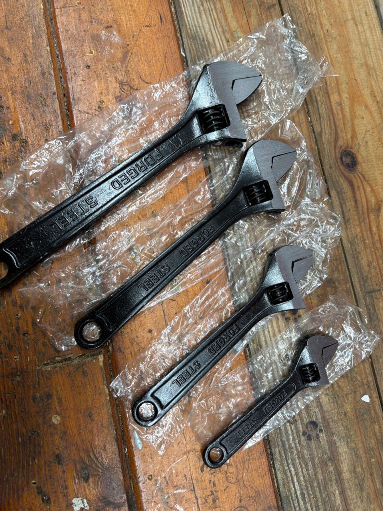 4 adjustable spanner’s 