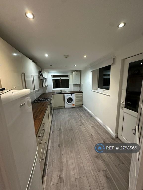 3 bedroom house in Briscoe Road, London, SW19 (3 bed) (#2763566)