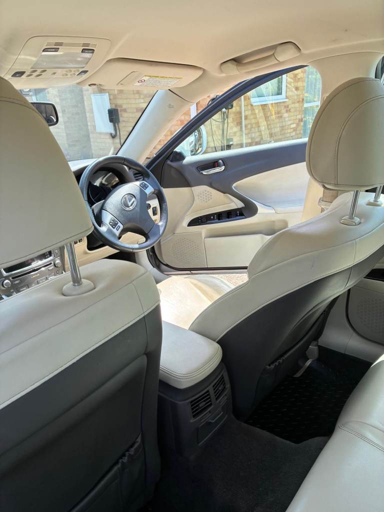 Lexus is250 Advance 2.5 V6 Automatic