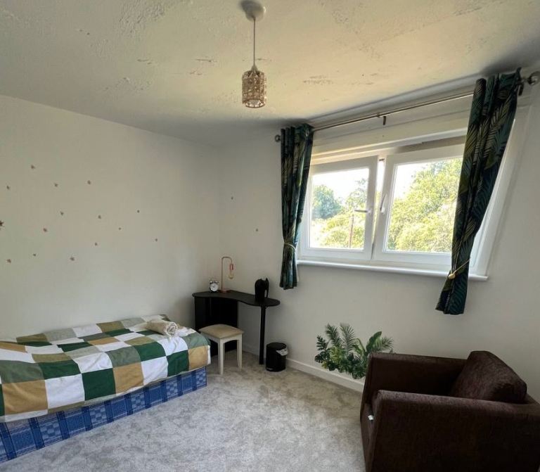 Bright single room in 2 bedroom flat