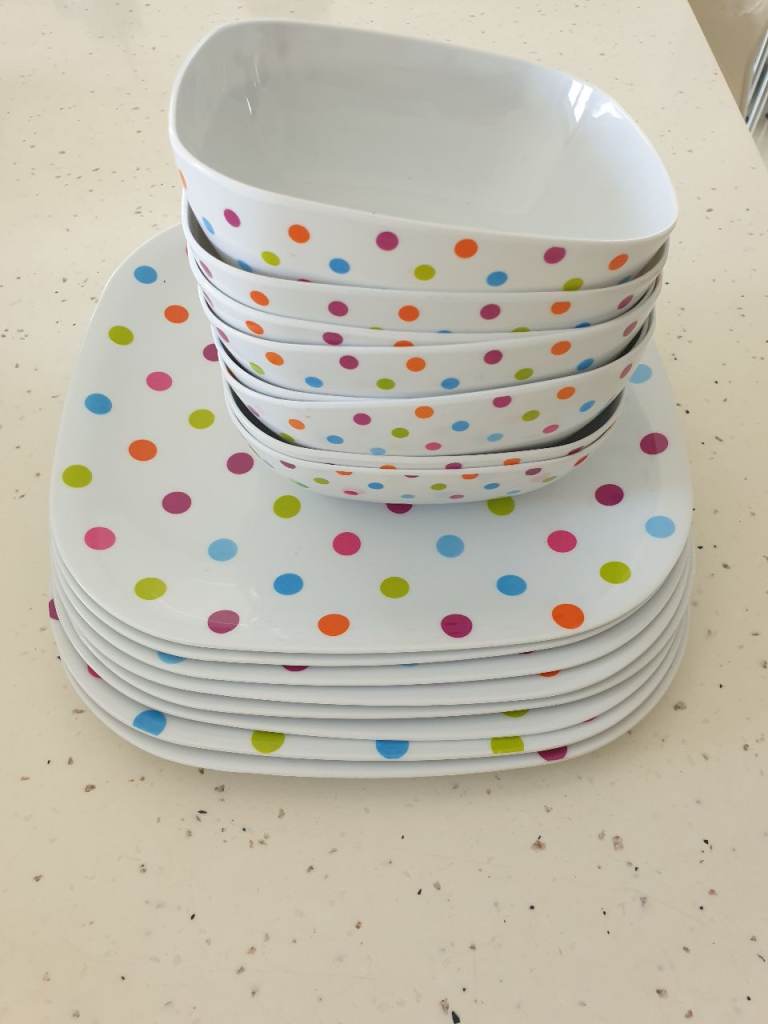 Plastic dinner plates and bowls 