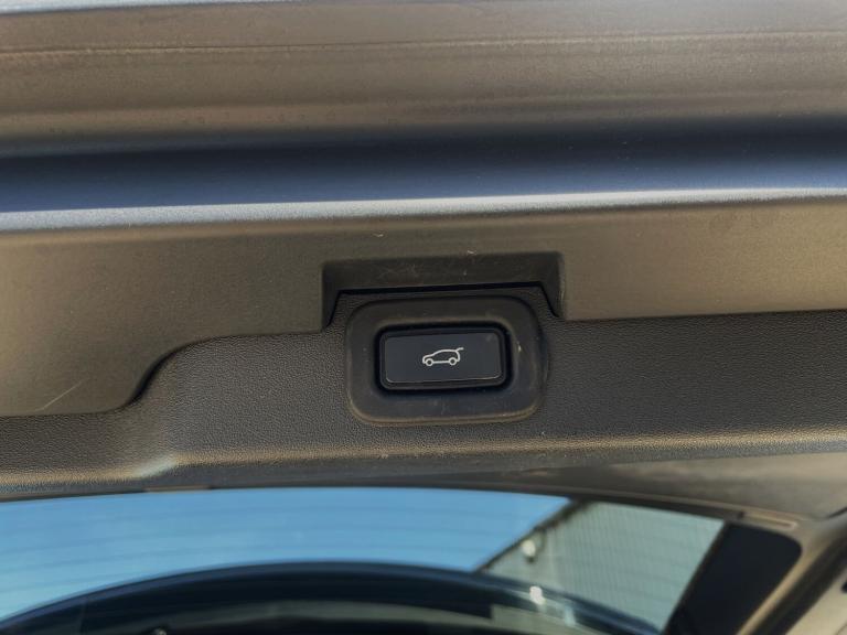 2022 Land Rover Discovery 3.0 D300 MHEV R-Dynamic SE SUV 5dr Diesel Auto 4WD Euro 6 (s/s) (300 ps...