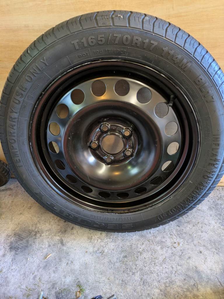 Ford Kuga 3 spare wheel and jack.